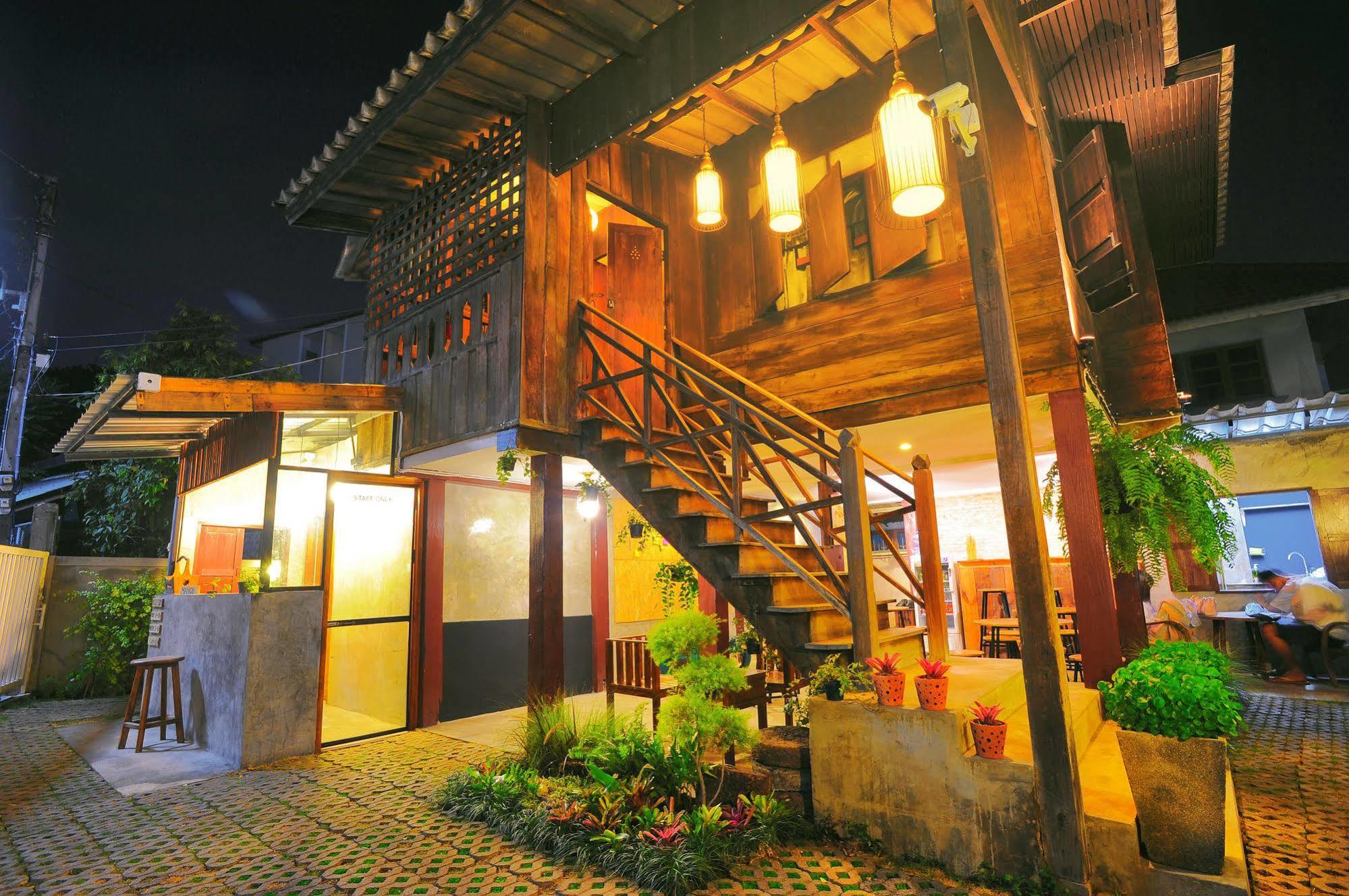 Manon Hostel Chiang Mai Extérieur photo